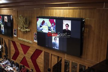 Suasana rapat Komisi X DPR RI membahas rencana naturalisasi calon pemain timnas Indonesia yakni Dion Markx, Tim Geypens, dan Ole Romeny di Gedumg DPR RI, Senayan, Jakarta, Senin (3/2/2025).