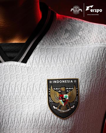 Tampak logo Garuda terbaru dalam jersi tandang Timnas Indonesia