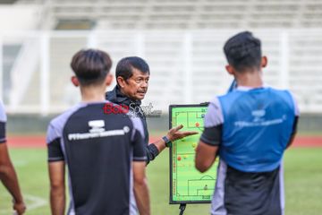 Pelatih timnas U-20 Indonesia, Indra Sjafri, sedang memberikan intruksi kepada para pemainnya saat berlatih di Stadion Madya, Senayan, Jakarta, Rabu (5/2/2025).