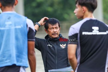 Pelatih timnas U-20 Indonesia, Indra Sjafri, sedang memberikan intruksi kepada para pemainnya saat berlatih  di Stadion Madya, Senayan, Jakarta, Rabu (5/2/2025).