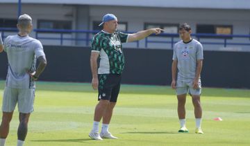 Bojan Hodak saat pimpin sesi latihan Persib Bandung, Rabu (5/2/2025).