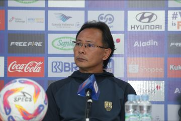 Pelatih Persis Solo, Ong Kim Swee saat memberikan keterangan kepada media jelang pertandingan melawan Persebaya Surabaya, kamis (6/2/2025).