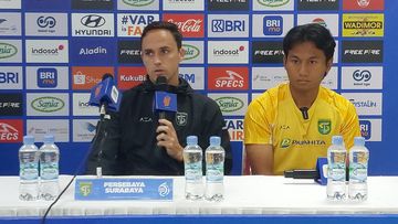 Pelatih Persebaya Surabaya, Paul Munster dan pemain Kadek Raditya, saat memberikan keterangan kepada media jelang laga melawan Persis Solo, Kamis (6/2/2025).
