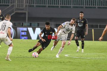 Ricky Kambuaya (kiri) sedang menguasai bola dan dibayangi Ramon Bueno (kanan) laga pekan ke-22 Liga 1 2024 antara Dewa United versus Persija di Stadion Pakansari, Bogor, Jawa Barat, 8 Februari 2025.