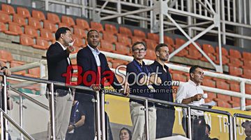 (Dari kiri ke kanan) Tim kepelatihan timnas Indonesia yakni Danny Landzaat, Patrick Kluivert, Alex Pastoor, Sjoerd Woudenberg, dan Gerald Vanenburg menonton laga Liga 1 2024 antara Persija versus Dewa United di Stadion Pakansari, Bogor, Jawa Barat, 8 Februari 2025.