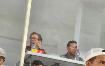 Asisten pelatih timnas Indonesia, Alex Pastoor dan Denny Landzaat memantau langsung laga Liga 1 2024-2025 antara Malut United vs Borneo FC pada Senin (10/2/2025).