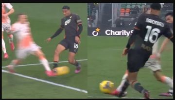 Momen pelanggaran bek Venezia, Alessandro Marcandalli, terhadap wing-back AS Roma, Angelino, yang menyebabkan penalti.