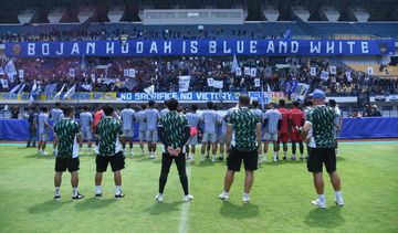 Bobotoh saat menghadiri latihan Persib Bandung, Kamis (13/2/2025).