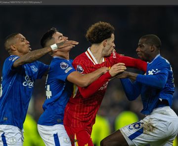 Curtis Jones (kiri merah) ribut dengan Abdoulaye Doucure (kanan biru) pada akhir laga Everton vs Liverpool di Stadion Goodison Park, Rabu (12/2/2025).