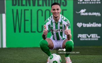 Antony saat diperkenalkan sebagai pemain baru Real Betis usai direkrut dari Man United (5/2/2025).