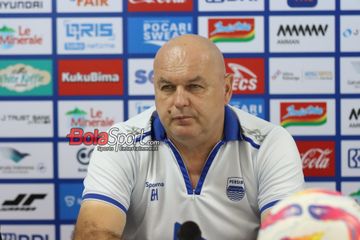 Pelatih Persib Bandung, Bojan Hodak, sedang memberikan keterangan kepada awak media di Stadion Patriot Candrabhaga, Bekasi, Jawa Barat, Sabtu (15/2/2025).