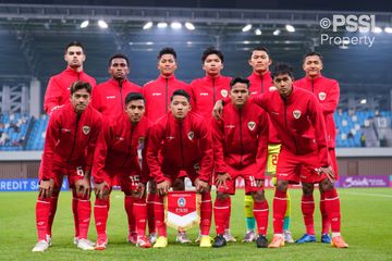 11 pemain pertama Timnas U-20 Indonesia saat jumpa Uzbekistan pada laga kedua Piala Asia U-20 2025 di Shenzen Youth Football Training Base Centre Stadium, Shenzen, Minggu (16/2/2025) malam WIB