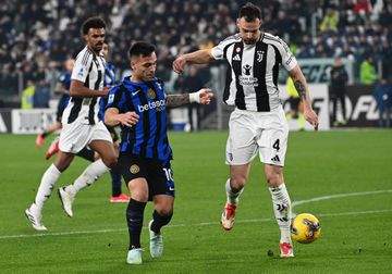 Lautaro Martinez (kiri) berduel dengan Federico Gatti dalam laga Juventus vs Inter Milan pada lanjutan Liga Italia di Allianz Stadium Turin (16/2/2025).