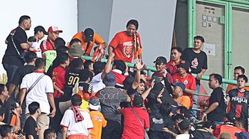 Kericuhan oknum suporter sempat mewarnai laga pekan ke-23 Liga 1 2024 antara Persija versus Persib di Stadion Patriot, Candrabhaga, Bekasi, Jawa Barat, Minggu (16/2/2025).