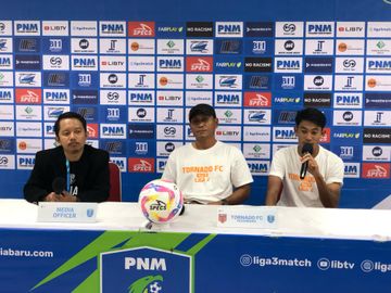 Pelatih dan pemain Tornado FC, I Wayan Sukadana dan Aprianto setelah tim mereka menang 3-0 atas PSGC Ciamis di Stadion Sriwedari, Solo, Senin (17/2/2025).