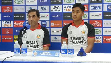 Pelatih Semen Padang, Eduardo Almeida, dan pemain Gala Pagamo, saat memberikan keterangan kepada media jelang laga melawan Persis Solo, Kamis (20/2/2025).