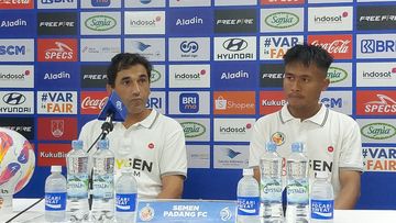 Pelatih Semen Padang, Eduardo Almeida dan pemain Ricky Ariansyah pada sesi jumpa pers pasca laga melawan Persis Solo, Jumat (21/2/2025).