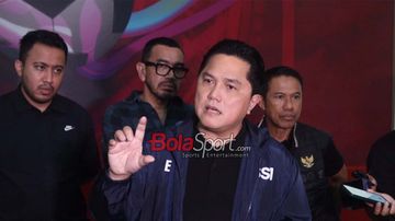 Ketua Umum PSSI, Erick Thohir, sedang memberikan keterangan kepada awak media di GBK Arena, Senayan, Jakarta, Sabtu (22/2/2025).