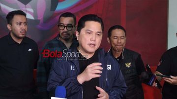 Ketua Umum PSSI, Erick Thohir, sedang memberikan keterangan kepada awak media di GBK Arena, Senayan, Jakarta, Sabtu (22/2/2025).