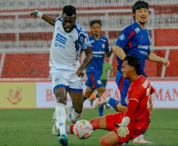 Suasana pertandingan antara Arema FC vs PSIS Semarang pada laga pekan ke-24 Liga 1 2024-2025 di Stadion Gelora Soepriadi, Blitar, Jawa Timur.