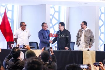 Ketua Umum PSSI, Erick Thohir, sedang foto bersama dengan jajarannya Sumardji, Zainudin Amali, Arya Sinulingga di Menara Danareksa, Gambir, Jakarta, Selasa (25/2/2025).