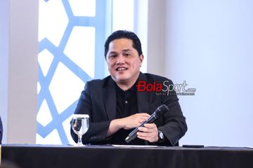 Ketua Umum PSSI, Erick Thohir, sedang memberikan keterangan kepada awak media di Menara Danareksa, Gambir, Jakarta, Selasa (25/2/2025).
