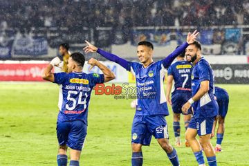 Daniel Rocken Saputra (Roken Tampubolon) sedang melakukan selebrasi seusai mencetak gol dalam laga final Liga 2 2024 antara PSIM Yogyakarta versus Bhayangkara FC di Stadion Manahan, Solo, Jawa Tengah, Rabu (26/2/2025).