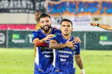 Daniel Rocken Saputra (Roken Tampubolon) sedang melakukan selebrasi seusai mencetak gol dalam laga final Liga 2 2024 antara PSIM Yogyakarta versus Bhayangkara FC di Stadion Manahan, Solo, Jawa Tengah, Rabu (26/2/2025).