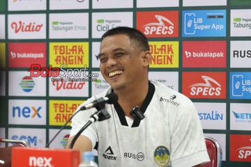 Pelatih PSIM Yogyakarta, Erwan Hendarwanto, sedang memberikan keterangan kepada awak media di Stadion Manahan, Solo, Jawa Tengah, Rabu (26/2/2025).