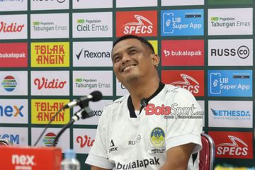 Pelatih PSIM Yogyakarta, Erwan Hendarwanto, sedang memberikan keterangan kepada awak media di Stadion Manahan, Solo, Jawa Tengah, Rabu (26/2/2025).