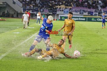 Rafael De Sa Rodrigues (kiri) sedang berusaha melewati Ruben Sanadi (tengah) dalam laga final Liga 2 2024 antara PSIM Yogyakarta versus Bhayangkara FC di Stadion Manahan, Solo, Jawa Tengah, Rabu (26/2/2025).