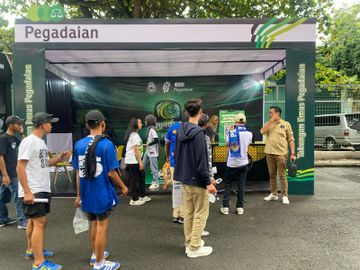 Suporter PSIM Yogyakarta memadati booth Pegadaian di Stadion Manahan