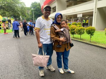 Suporter PSIM Yogyakarta Dani bersama keluarganya di Stadion Manahan
