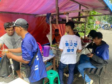 Suporter PSIM Yogyakarta menikmati angkringan di Stadion Manahan