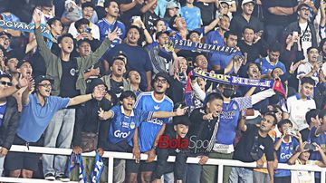 Sejumlah suporter PSIM Yogyakarta sedang bernyanyi memberikan dukungan di Stadion Manahan, Solo, Jawa Tengah, Rabu (26/2/2025).