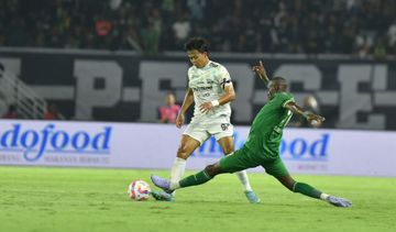 Suasana pertandingan antara Persebaya Surabaya melawan Persib Bandung, Sabtu (1/3/2025).