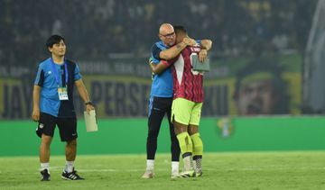 Pelatih Kiper Persib Bandung Luizinho Passos, pasang badan buat penjaga gawang muda Sheva Sanggasi yang menjalani debut pahitnya lawan Persebaya Surabaya.