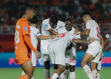 Para pemain Persis Solo saat melakukan selebrasi seusai mencetak gol ke gawang Borneo FC dalam laga pekan ke-25 Liga 1 2024/2025 yang bergulir di Stadion Segiri, Samarinda, Minggu (2/3/2025).