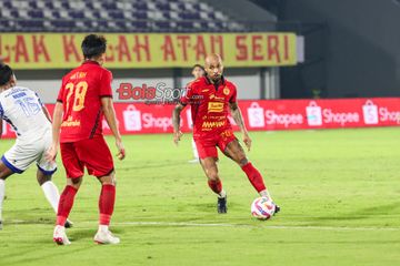 Pemain Persija Jakarta, Gustavo Almeida (kanan), sedang menguasai bola saat bertanding di Stadion Indomilk Arena, Tangerang, Banten, Rabu (5/3/2025).
