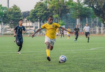 Yulius Stenly Pigay (jersey kuning) sedang menjalani pertandingan membela PFA pada event PFA Showcase 2024.