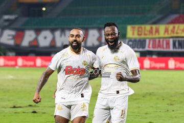 Dalberto Luan Belo (kiri) dan Charles Lokolingoy (kanan) sedang melakukan selebrasi seusai mencetak gol dalam laga pekan ke-26 Liga 1 2024 antara Persija Jakarta versus Arema FC di Stadion Patriot Candrabhaga, Bekasi, Jawa Barat, Minggu (9/3/2025) malam.