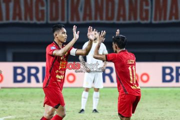 Rizky Ridho (kiri) sedang melakukan selebrasi seusai mencetak gol dalam laga pekan ke-26 Liga 1 2024 antara Persija Jakarta versus Arema FC di Stadion Patriot Candrabhaga, Bekasi, Jawa Barat, Minggu (9/3/2025) malam.