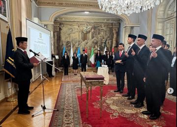 Tiga pemain keturunan Indonesia yakni Emil Audero, Dean James, dan Joey Pelupessy akhirnya resmi menjadi Warga Negara Indonesia (WNI) seusai jalani sumpah, di Kedubes RI Italia, Roma, Senin (10/3/2025)