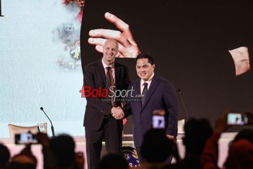 Ketua Umum PSSI, Erick Thohir (kanan), sedang berfoto bersama dengan Jordi Cruyff (kiri) selaku Penasihat Teknis PSSI di Hotel Mulia, Senayan, Jakarta, Selasa (11/3/2025).