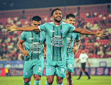 Para pemain PSBS Biak saat menjalani selebrasi setelah mencetak gol ke gawang Bali United dalam laga pekan ke-27 Liga 1 2024/2025 di Stadion Kapten I Wayan Dipta, Gianyar, Bali, Selasa (11/3/2025).
