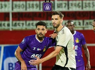 Brendon Lucas menjaga Nermin Haljeta dalam laga Persik Kediri vs PSM Makassar pada pekan ke-27 Liga 1 2024/25, Selasa (11/3/2025).