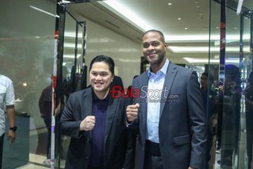Ketua Umum PSSI, Erick Thohir (kiri) dan Pelatih Timnas Indonesia, Patrick Kluivert (kanan), sedang berfoto bersama di Hotel Fairmont, Senayan, Jakarta, Minggu (16/3/2025) malam.
