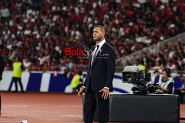 Pelatih Timnas Indonesia, Patrick Kluivert, sedang memantau para pemainnya bertanding di Stadion Utama Gelora Bung Karno, Senayan, Jakarta, Selasa (25/3/2025).