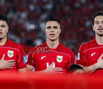 Pemain Timnas Indonesia, Joey Pelupessy, saat menyanyikan lagu Indonesia Raya jelang berlaga di Stadion Utama Gelora Bung Karno, Senayan, Jakarta, Selasa (25/3/2025).