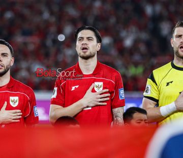 Pemain Timnas Indonesia, Kevin Diks, saat menyanyikan lagu Indonesia Raya jelang berlaga di Stadion Utama Gelora Bung Karno, Senayan, Jakarta, Selasa (25/3/2025).